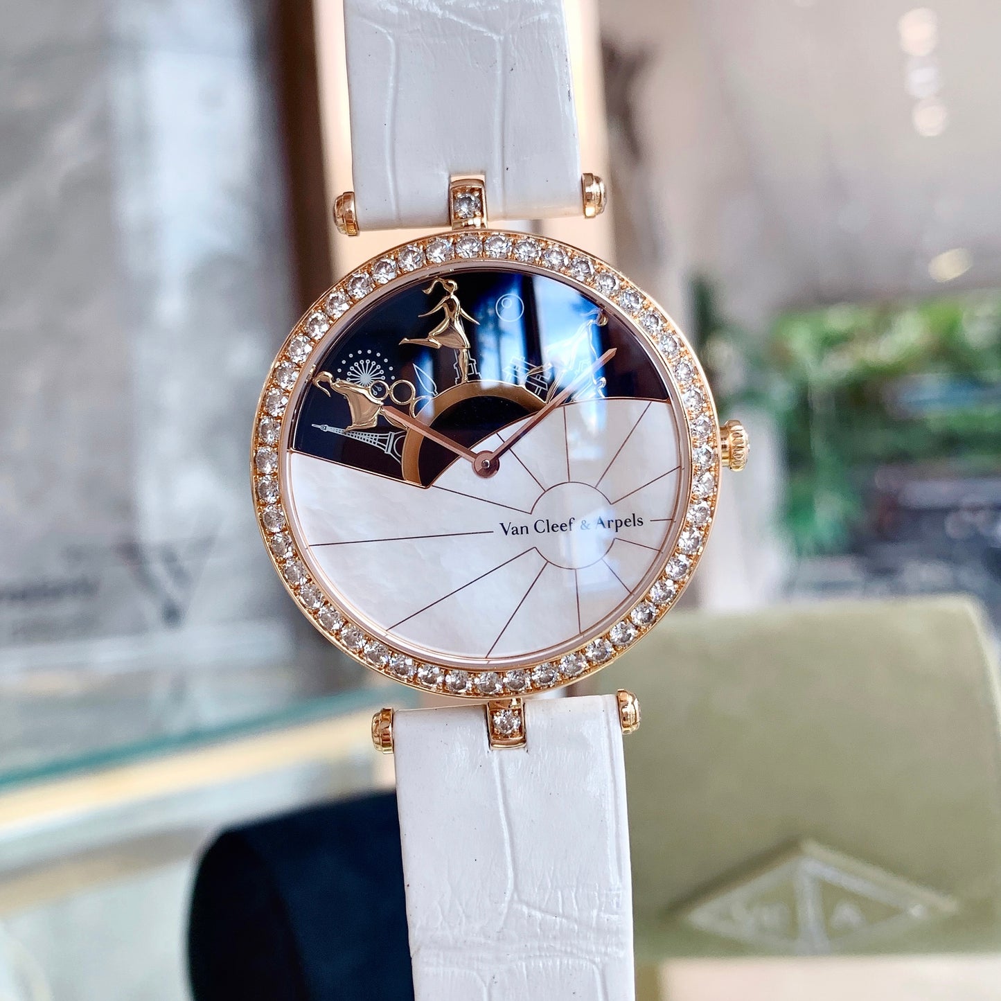 Van Cleef & Arpels VCARO3ZA00 A Day In Paris