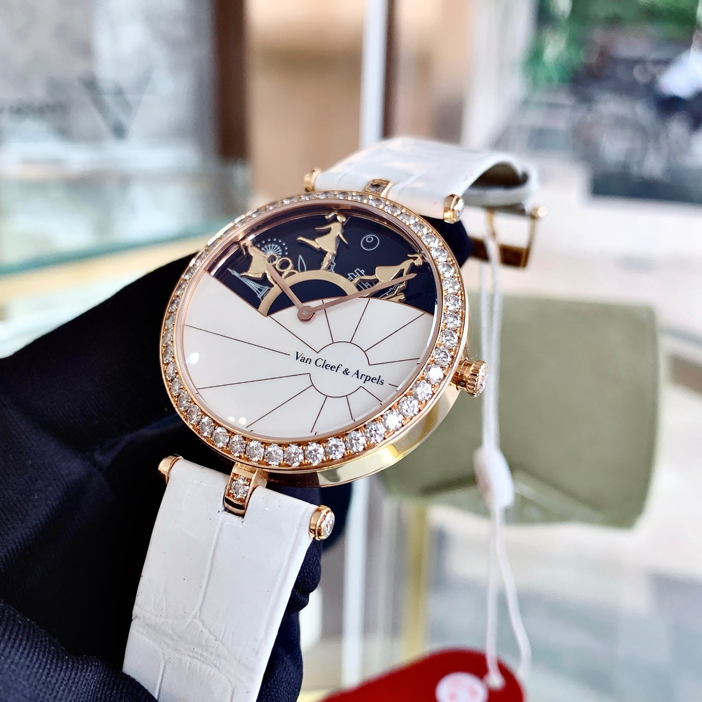 Van Cleef & Arpels VCARO3ZA00 A Day In Paris