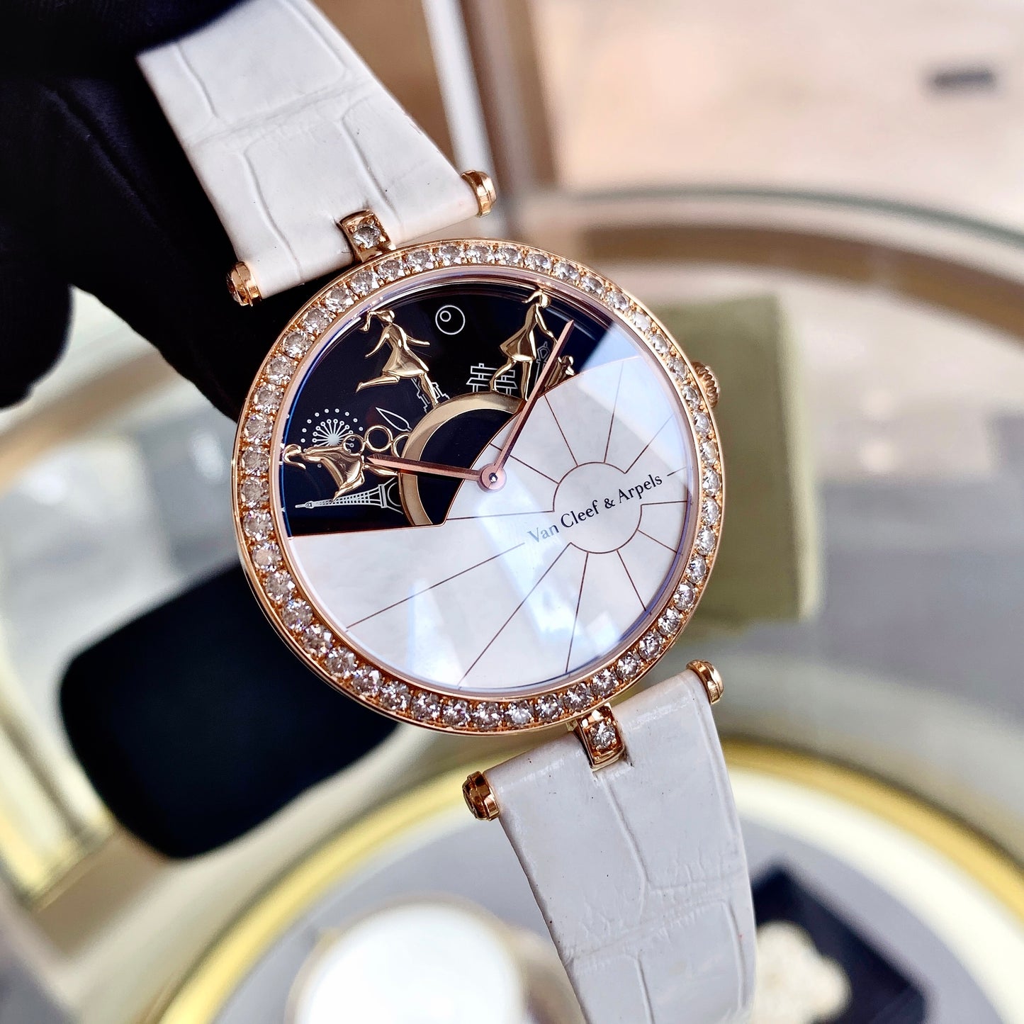 Van Cleef & Arpels VCARO3ZA00 A Day In Paris